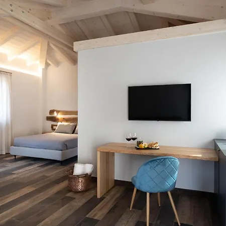Il Medeghino Farm stay *